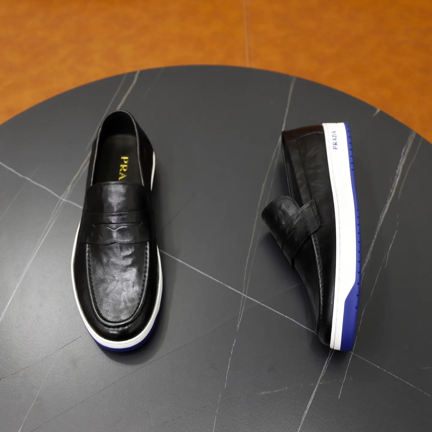 Factory price: 💰640 Prada classic men’s lace-up casual shoes | Imported cowhide upper | Upper stitching layered design, light and breathable | Soft and comfortable | Decorated with PRADA letters on the side | Distinctive sports style, showing the brand style | Lightweight concave and convex pattern rubber soles | Matched with cowhide foot pad lining | Excellent foot feel, fashionable and elegant | Size: 38-44 (45 customized)